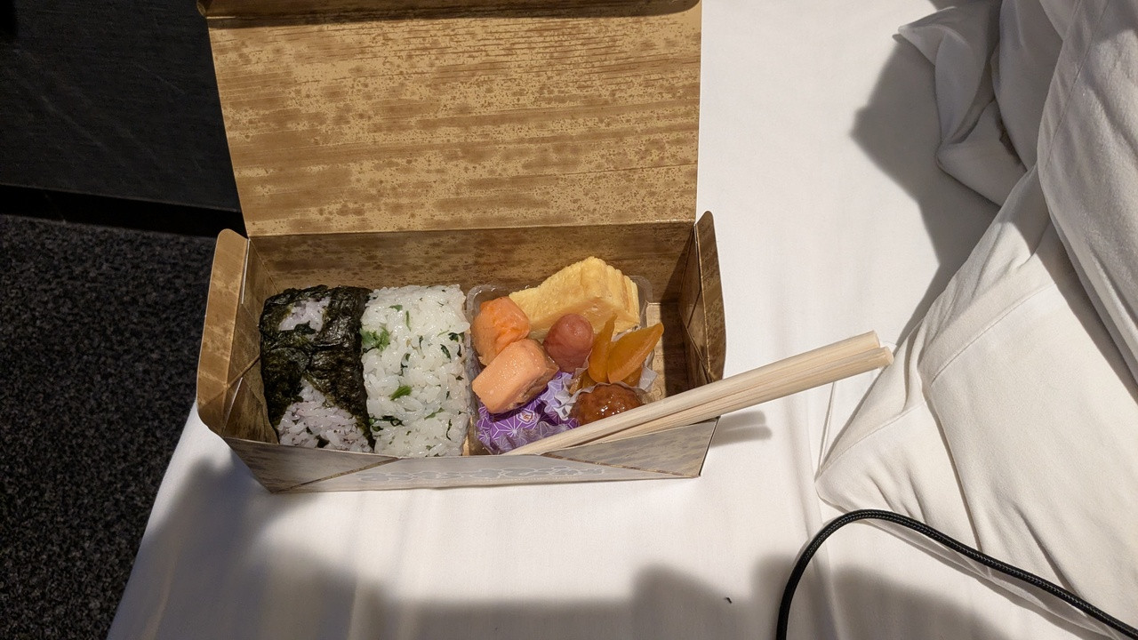 朝食はフロントに取りに行く形式でした。