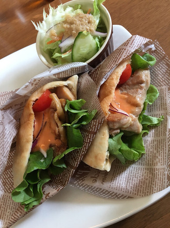 「cafe juju」料理 1002051 グリルチキンと野菜のピタパン(800円)