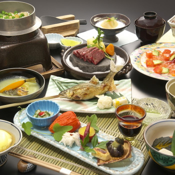 山あいにある静かな宿。のんびりとお部屋の露天風呂でくつろいで3704820