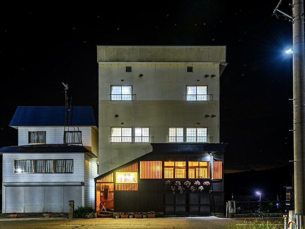 施設の正面 (日没後)