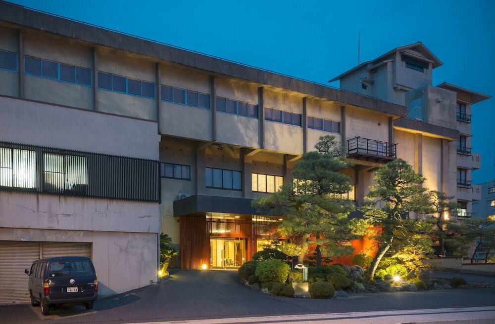 施設の正面 (日没後)