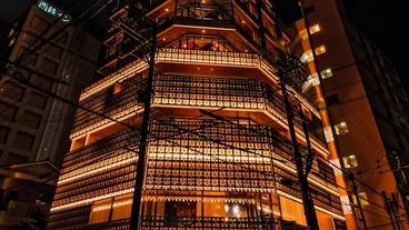 施設の正面 (日没後) / 1