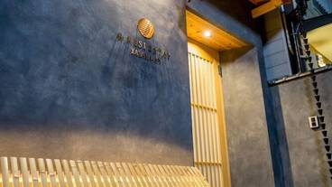 施設の正面 (日没後) / 3