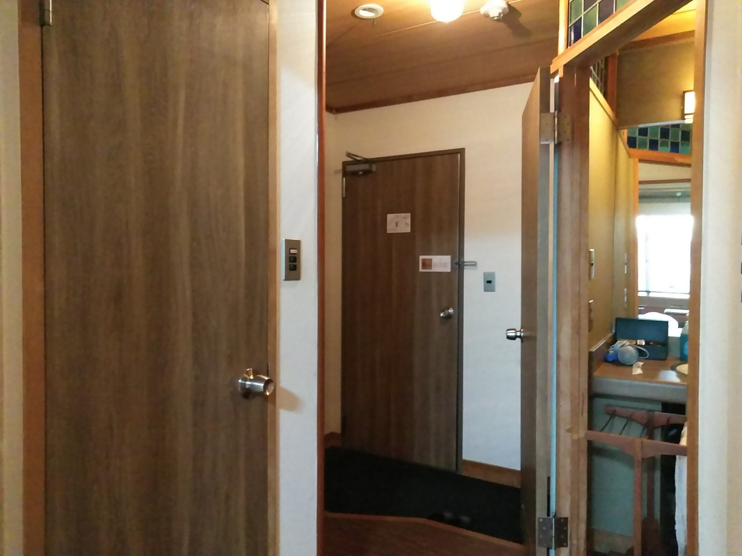 昔心閣は、左のトイレ後、手洗いは右のドアを開ける洗面台です。