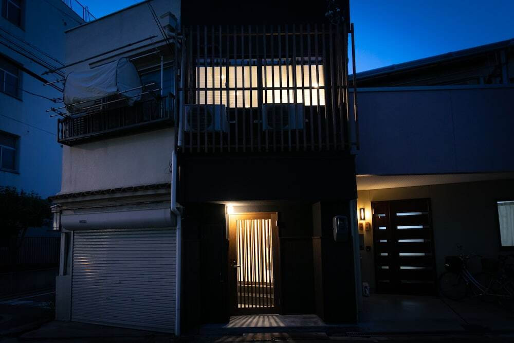 施設の正面 (日没後)