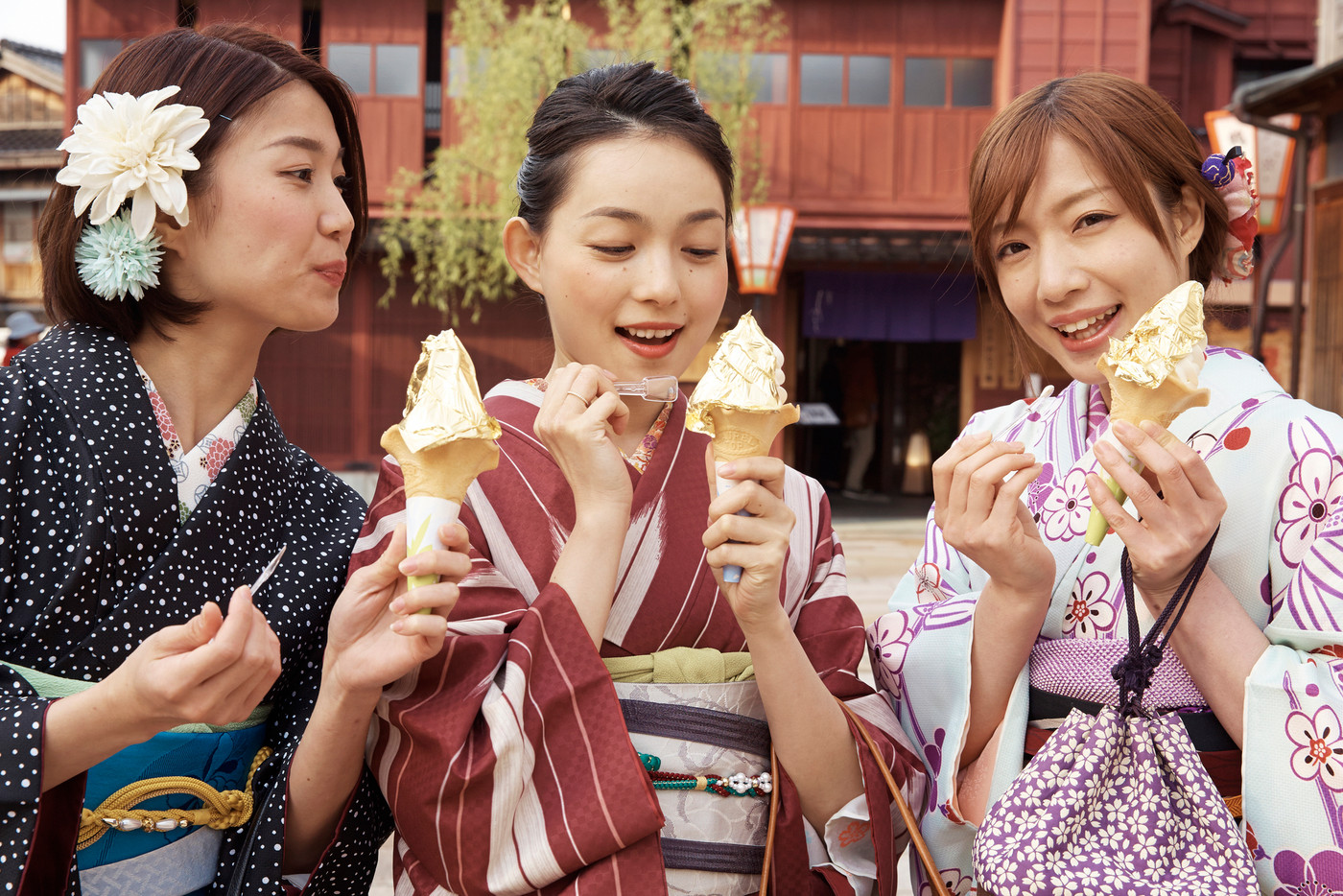 アイスクリームを食べる女性たち