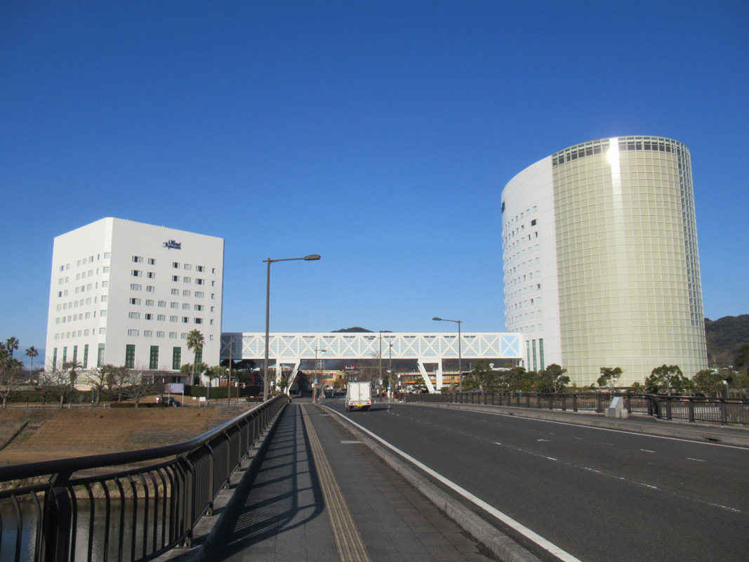 天降川の近くにある本館と別館