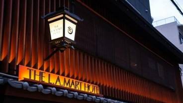 施設の正面 (日没後) / 1