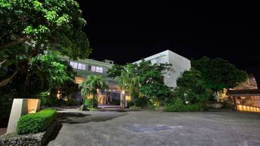 施設の正面 (日没後) / 5