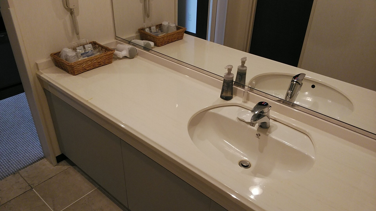 カウンターが広く色々物が置けて便利です