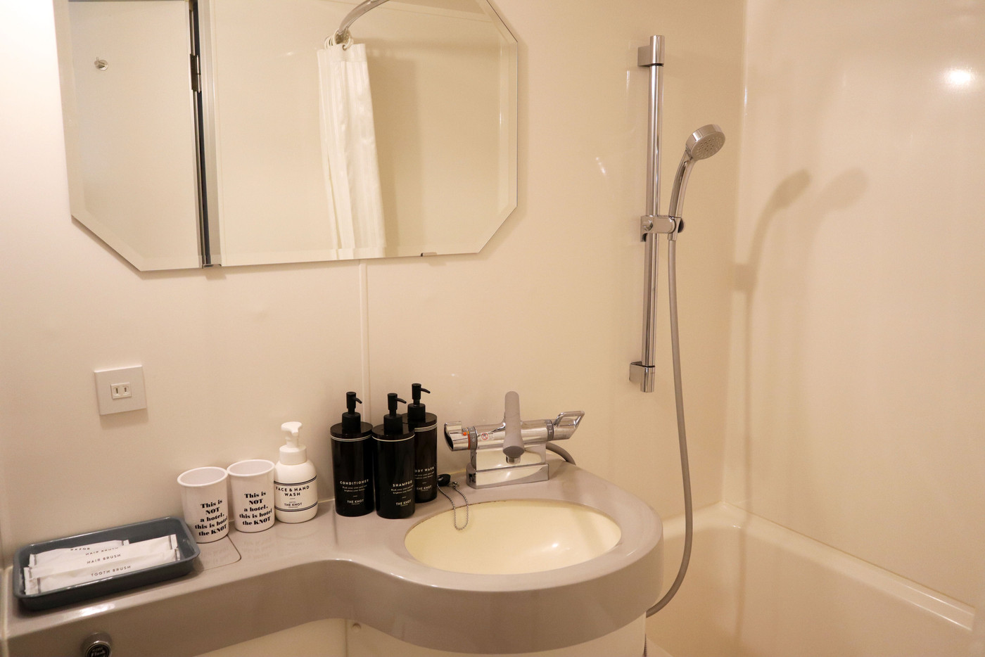 コンパクトな3点ユニットのバスルーム2009377