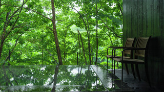 お食事を客室に備えた専用の扉にお届けする完全セルフサービスのデラックススイート 103 禁煙