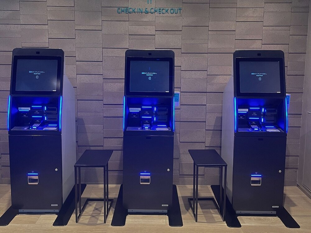 チェックイン / チェックアウト キオスク