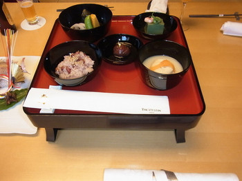 「舞」料理 810627 お食い初めコース　：　それぞれ食べさせるふり。まだ娘は食べ物に興味は示しません。