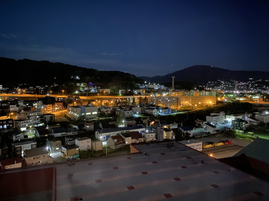 部屋の窓からの夜景
