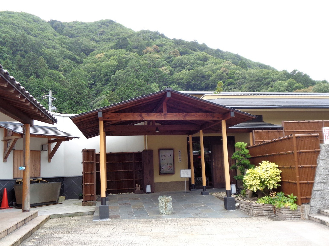 「松葉温泉 滝の湯」 外観 110776891 入り口