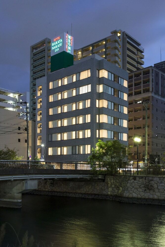 施設の正面 (日没後)