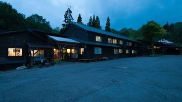 施設の正面 (日没後) / 3