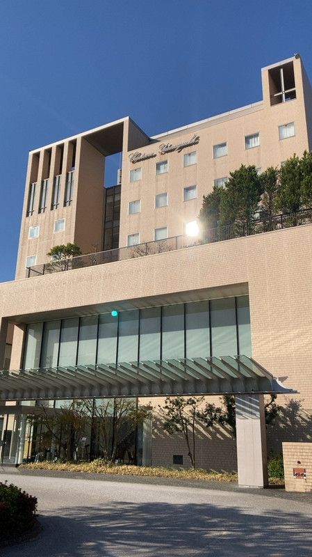 割と大きく駐車場も広いホテルです