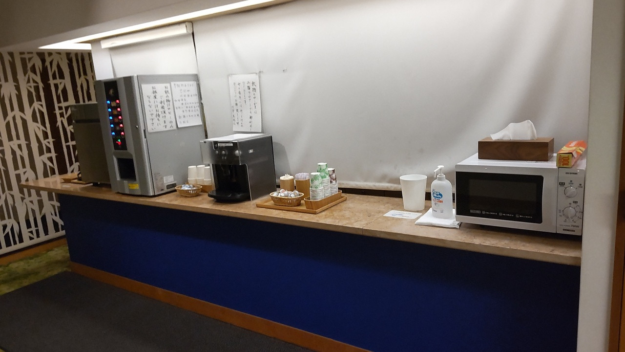 ドリンクコーナーには電子レンジもある