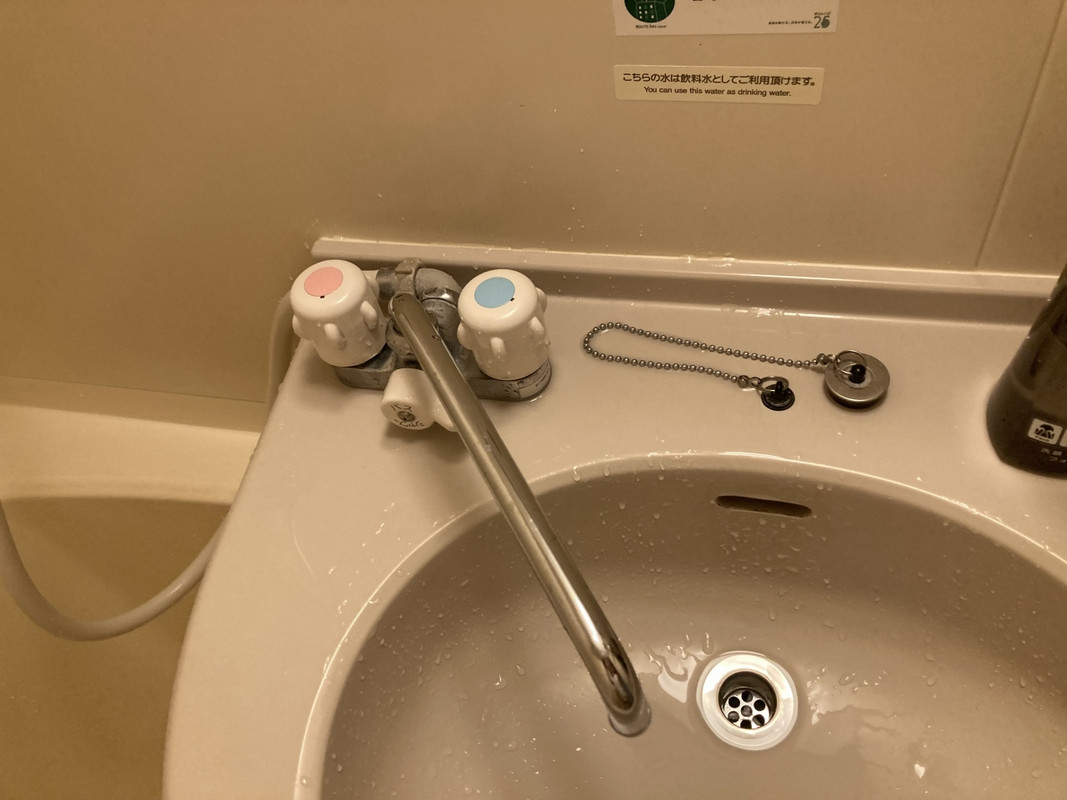 昔は当たり前でしたが、今は不便でしょうがない。別々の蛇口