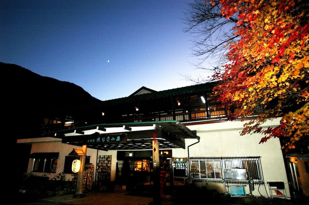 施設の正面 (日没後)