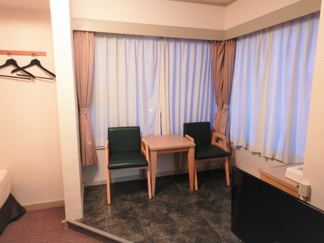 角部屋で窓から「ゆいレール」も見下ろせます(^^)