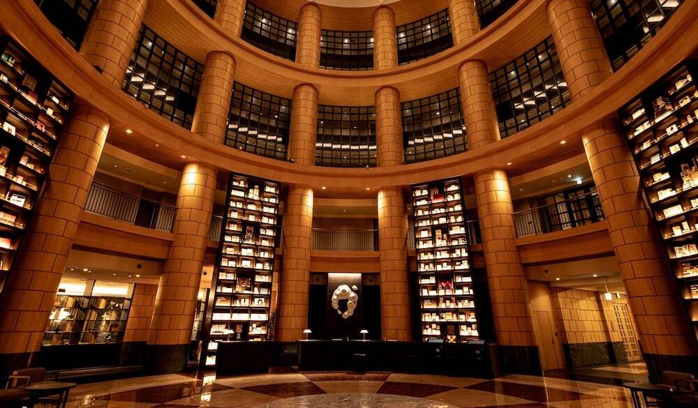 ロビー/約42mの吹き抜け空間 / 1