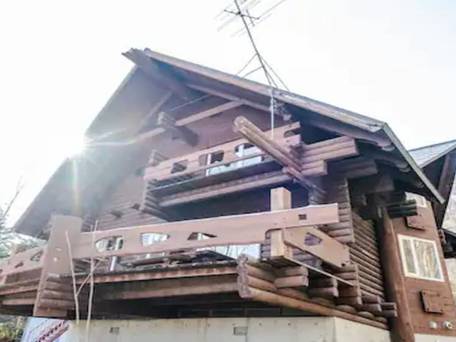 Lake Toya Hillside House / 1