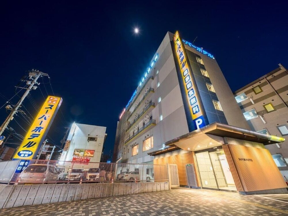 施設の正面 (日没後)