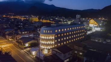 施設の正面 (日没後) / 2