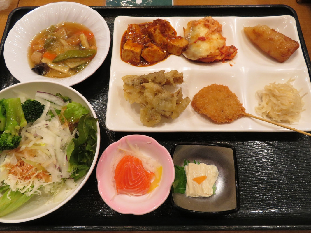 夜の食事（カニは食べなかった）