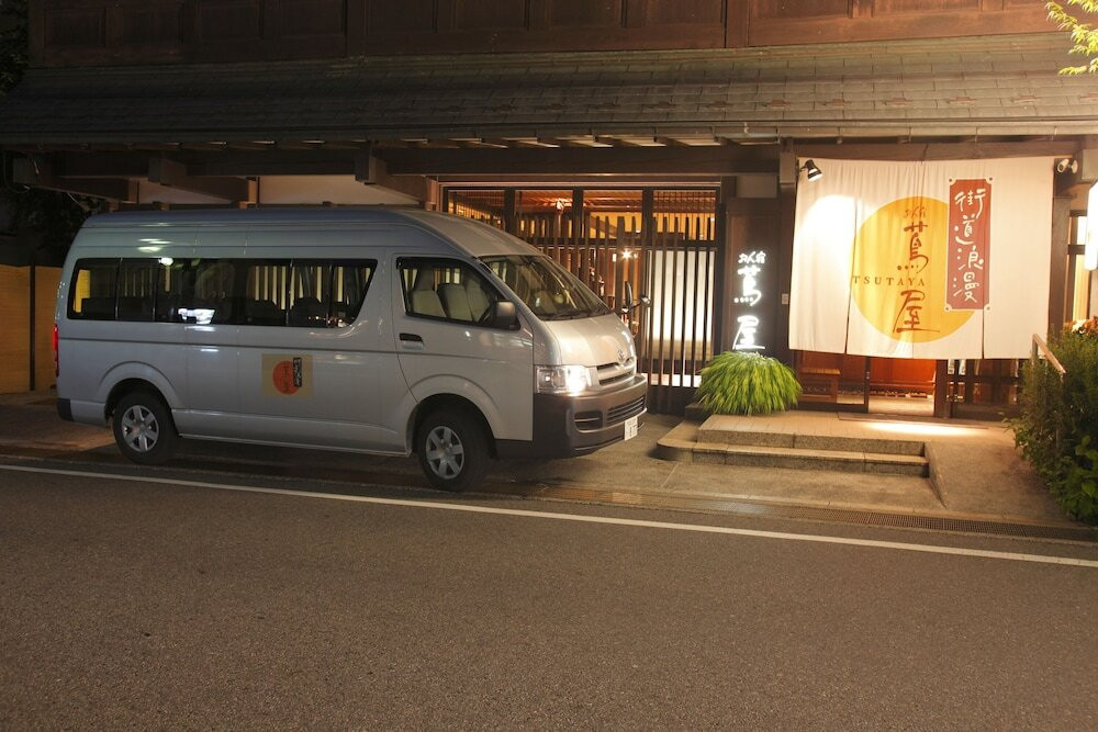 施設の正面 (日没後)