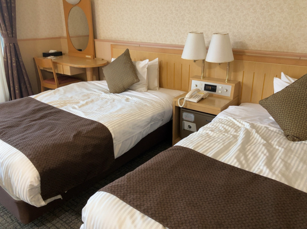 部屋はオーシャンビューで明るく、バルコニー付きです