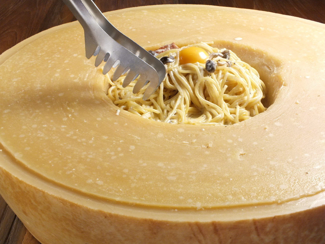 「Japanese x Italian BARU HAMAKIN」料理 937511 チーズのお皿で仕上げるカルボナーラは絶品！お客様の目の前で仕上げます。