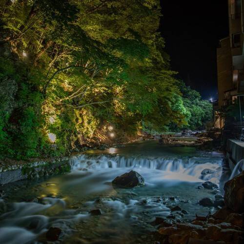 ライトアップされた夜の川の景色 / 4