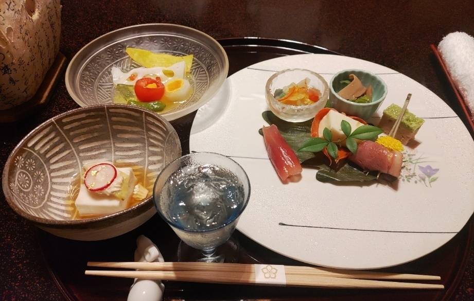 お部屋で楽しむ
本格懐石料理 / 1