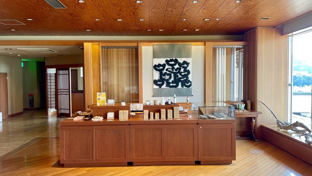 ロビーのお土産コーナー / 2