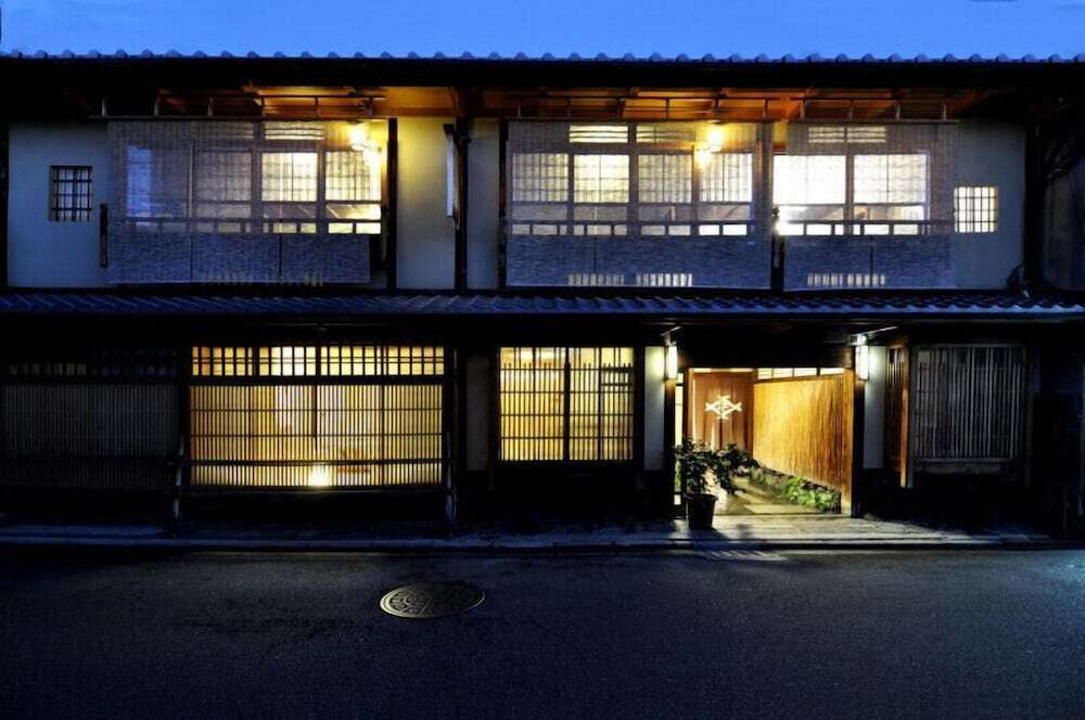 施設の正面 (日没後)