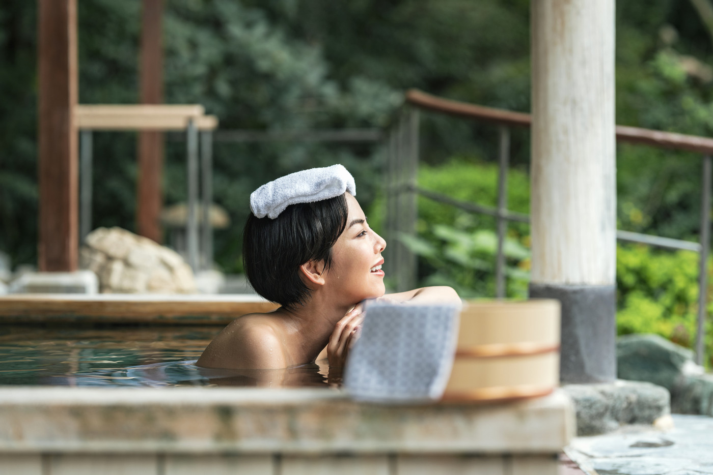 温泉に入る女性のポートレート