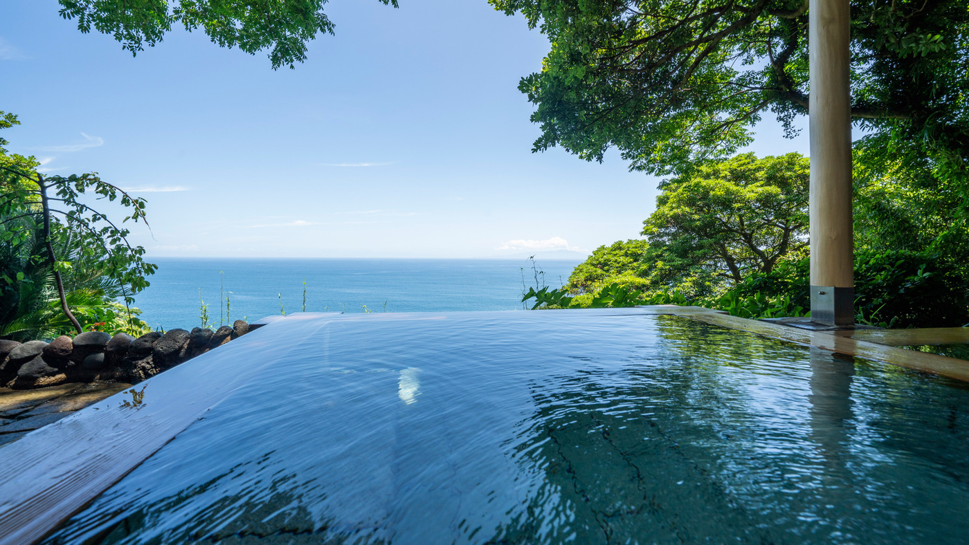 海との境目はどこ!?絶景インフィニティ風呂4250177