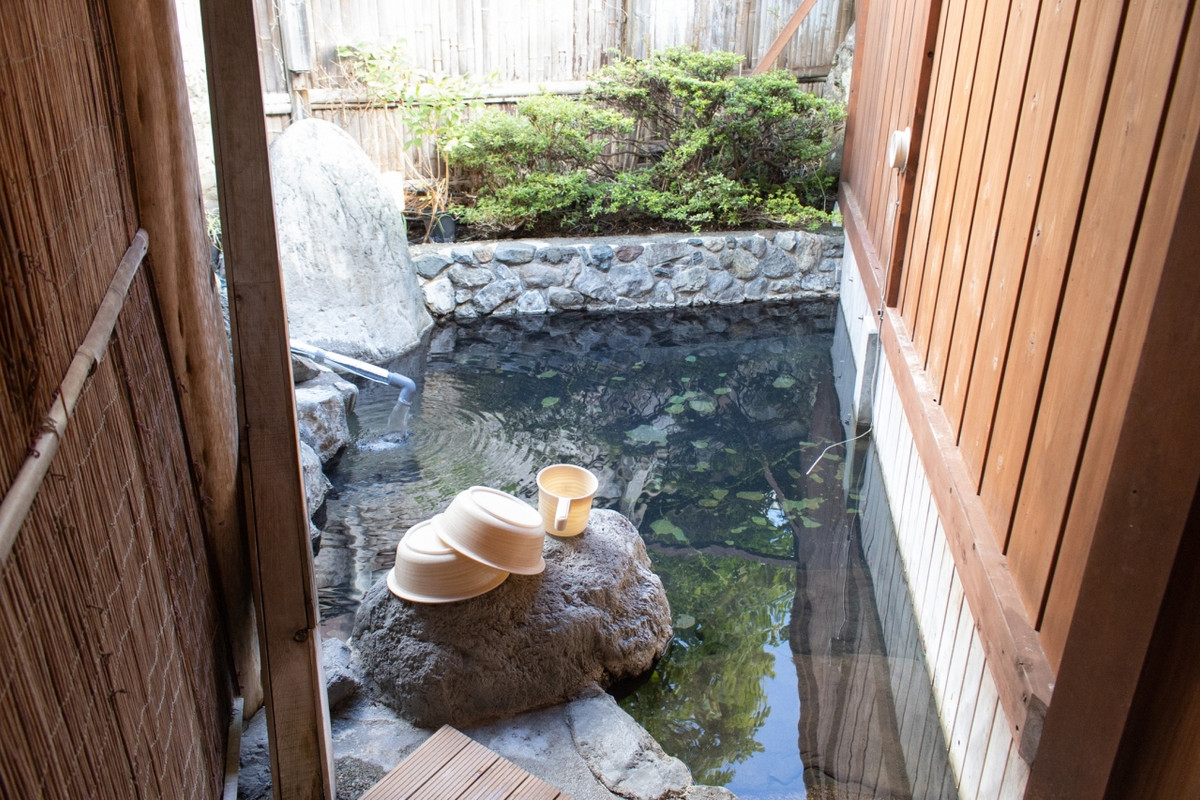 壁で区切られた貸切露天風呂は狭め。隣の声が聞こえます。