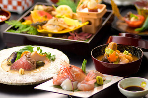 夕食の会席料理も楽しみ