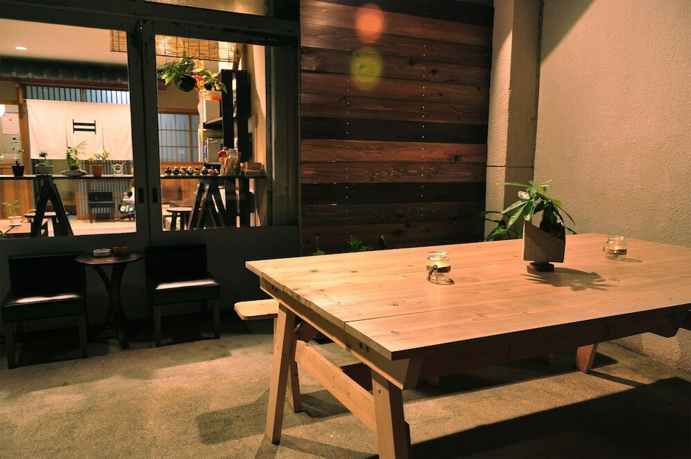 施設の正面 (日没後)