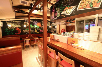 「本格タイ料理バル プアン」内観 393143 オシャレなバルスタイルの店内