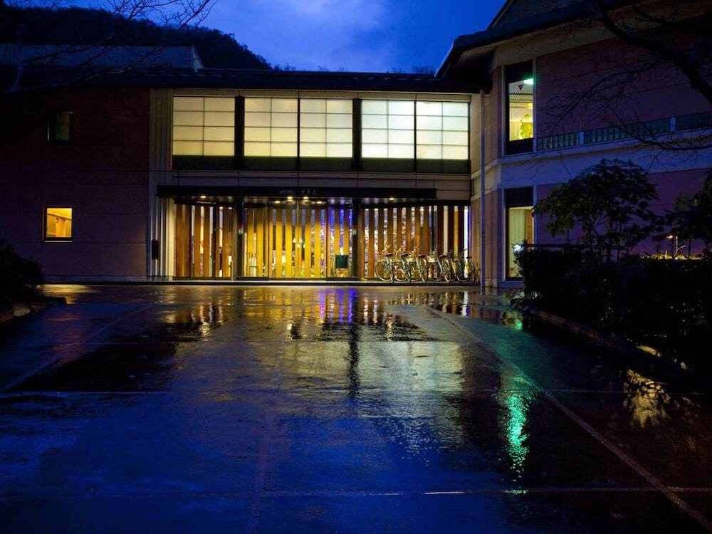 施設の正面 (日没後)