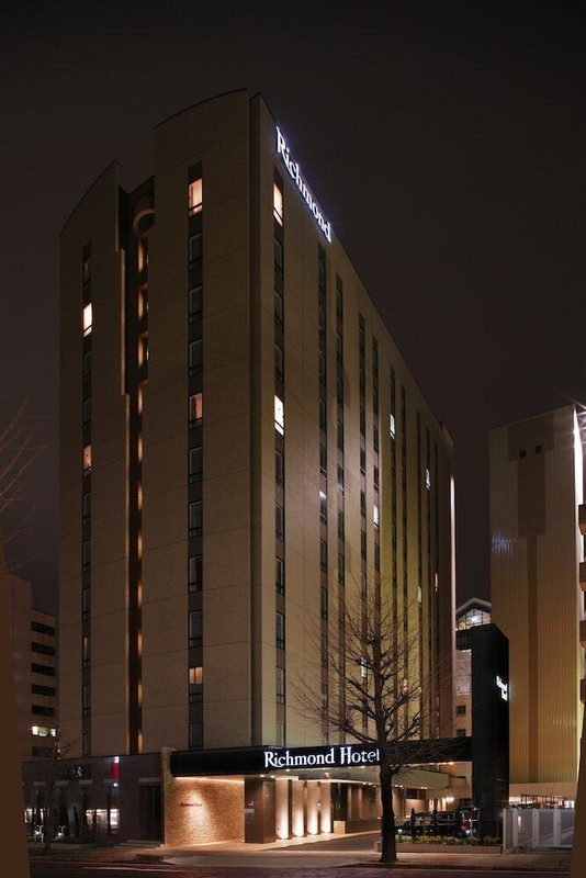 施設の正面 (日没後)