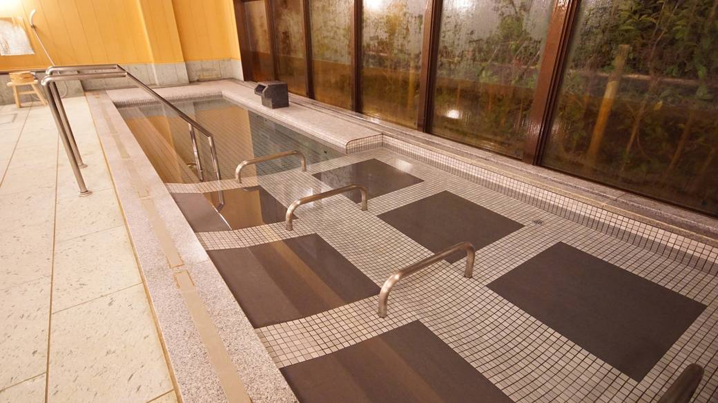 朝風呂にとっぷり
心ゆくまで温泉を堪能
 / 2