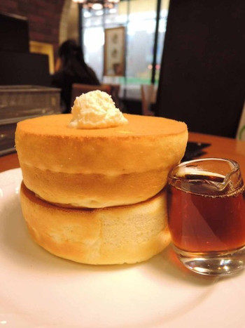 「星乃珈琲店 ホワイティ梅田店」料理 850001 じゃ～ん！すごいボリューム～スフレパンケーキダブル680円。
(シロップはメープル・蜂蜜・黒蜜から選べます)