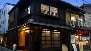 施設の正面 (日没後) / 1